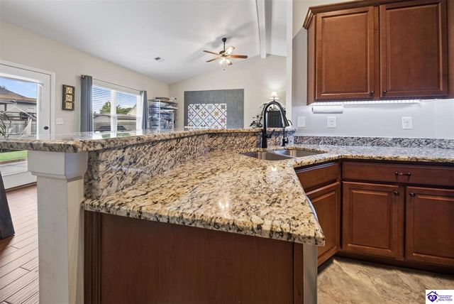 358 Vineland Place Drive, Vine Grove, KY 40175