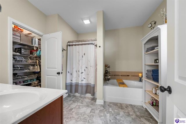 358 Vineland Place Drive, Vine Grove, KY 40175