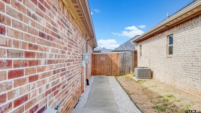 336 Kingdom Blvd, Lindale, TX 75771