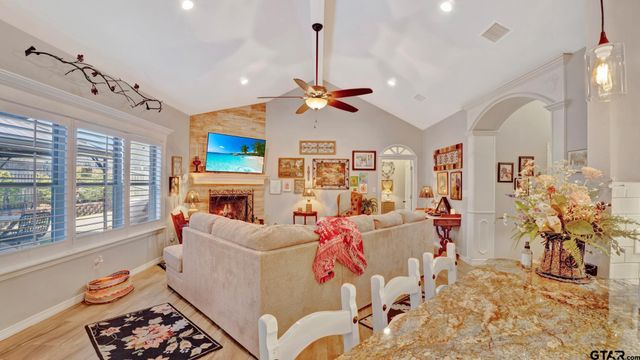 336 Kingdom Blvd, Lindale, TX 75771