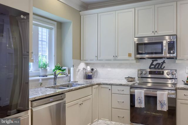 1068 CONSTITUTION DR, Lititz, PA 17543