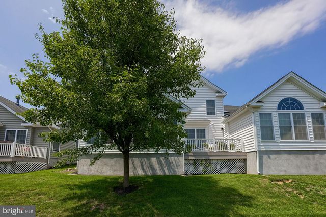 1068 CONSTITUTION DR, Lititz, PA 17543