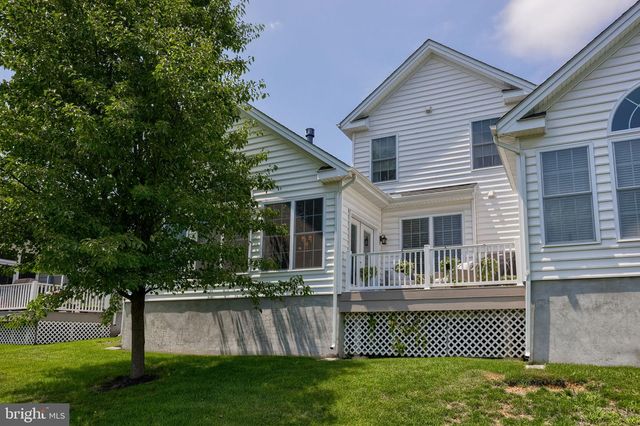 1068 CONSTITUTION DR, Lititz, PA 17543