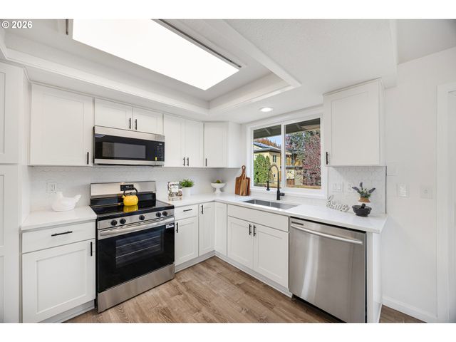 5017 Ne EMERSON Ct, Portland, OR 97218