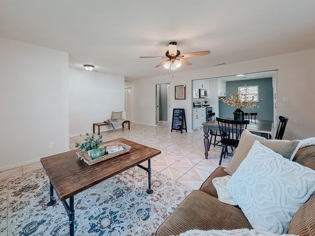 812 W 11th Avenue, Corsicana, TX 75110