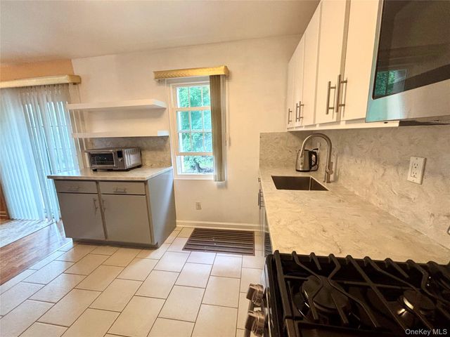 23 Klint Court, Nanuet, NY 10954