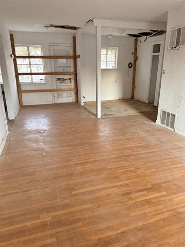 535 S Hunter St, Wichita, KS 67207