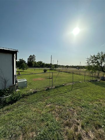 1074 County Road 142, Kaufman, TX 75142
