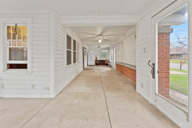 501 E 6th ST, Cameron, TX 76520