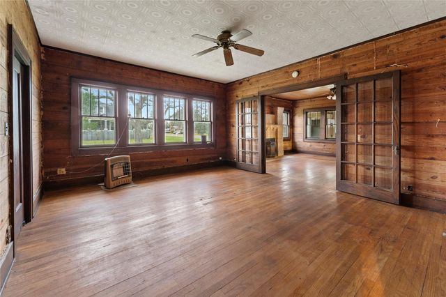 501 E 6th ST, Cameron, TX 76520