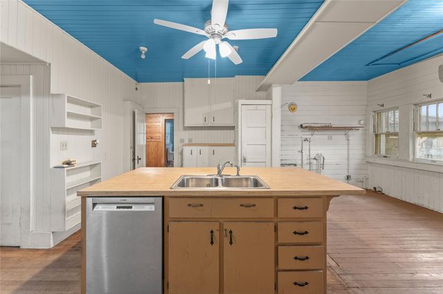 501 E 6th ST, Cameron, TX 76520