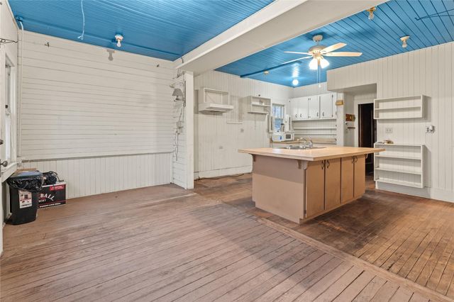 501 E 6th ST, Cameron, TX 76520