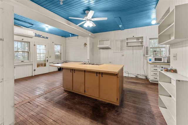 501 E 6th ST, Cameron, TX 76520