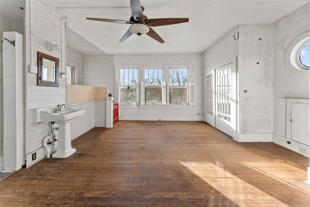 501 E 6th ST, Cameron, TX 76520