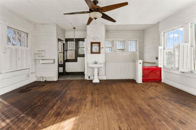 501 E 6th ST, Cameron, TX 76520