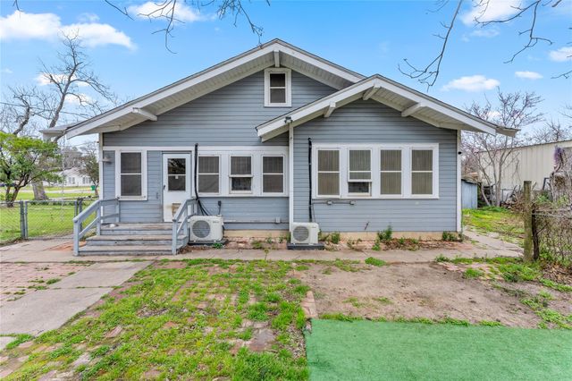 501 E 6th ST, Cameron, TX 76520
