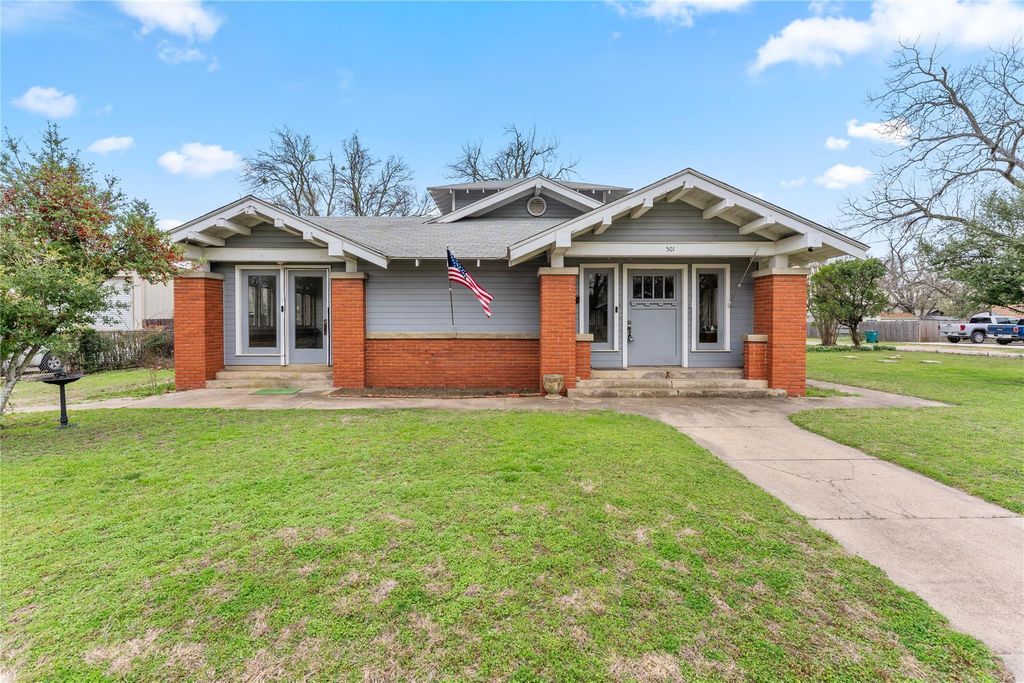 501 E 6th ST, Cameron, TX 76520