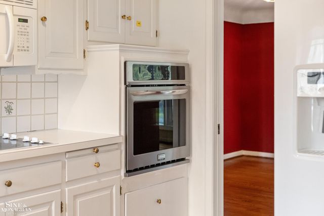 72 S Duval Road, Grosse Pointe Shores, MI 48236