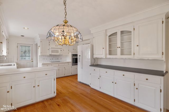 72 S Duval Road, Grosse Pointe Shores, MI 48236