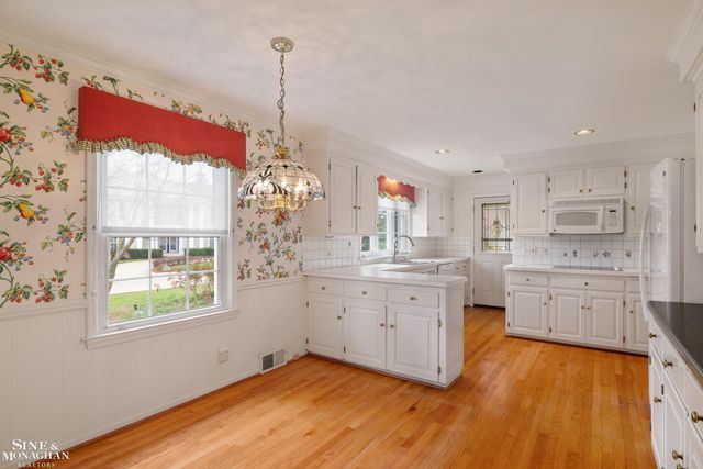 72 S Duval Road, Grosse Pointe Shores, MI 48236
