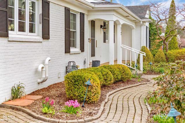72 S Duval Road, Grosse Pointe Shores, MI 48236