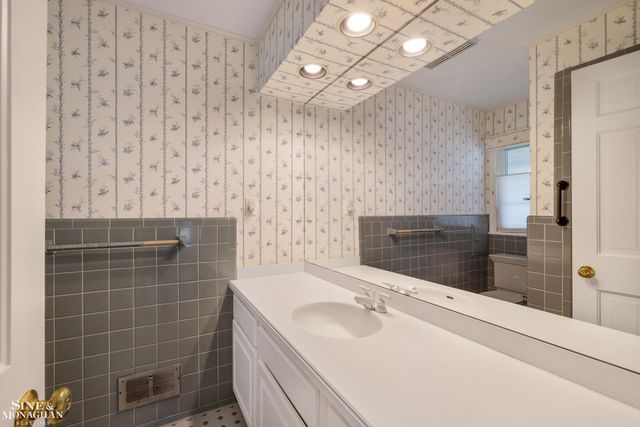72 S Duval Road, Grosse Pointe Shores, MI 48236