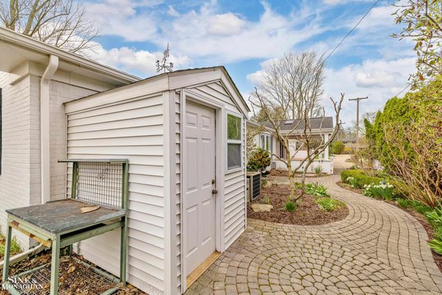 72 S Duval Road, Grosse Pointe Shores, MI 48236