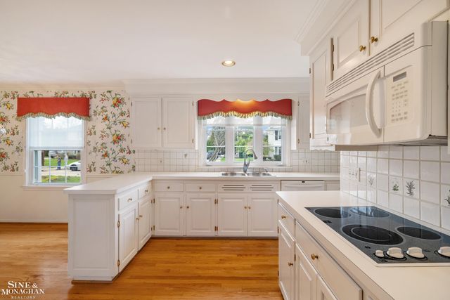 72 S Duval Road, Grosse Pointe Shores, MI 48236
