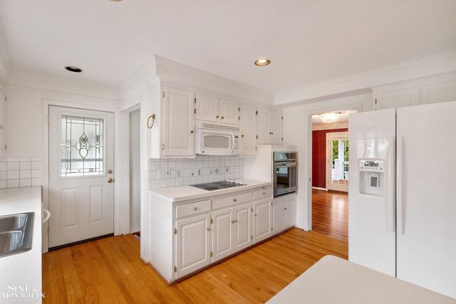 72 S Duval Road, Grosse Pointe Shores, MI 48236