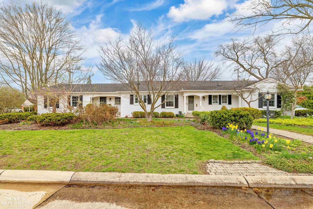 72 S Duval Road, Grosse Pointe Shores, MI 48236