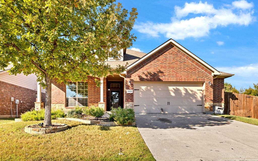 10913 Middleglen Road, Fort Worth, TX 76052