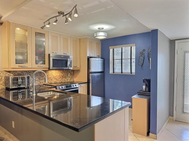3150 Holiday Springs Boulevard 8-204, Margate, FL 33063