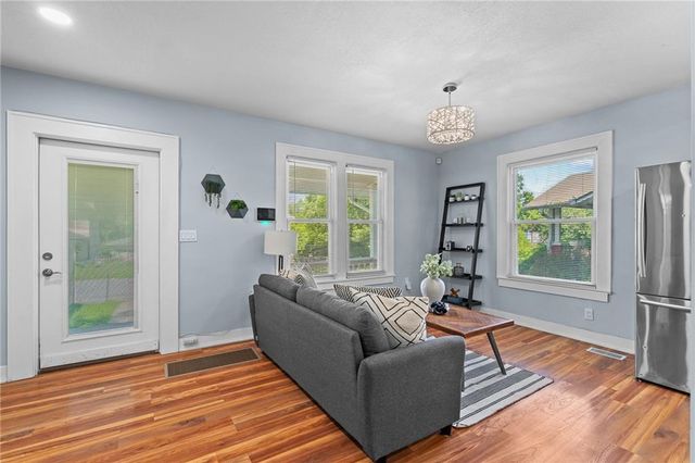 1219 S Glenwood Street, Independence, MO 64052