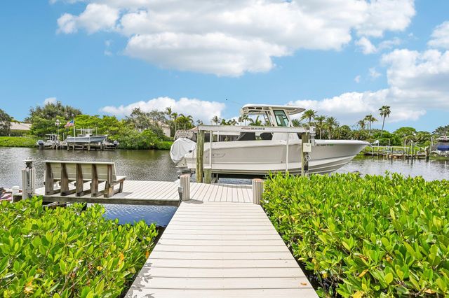 8651 SE Somerset Island Way, Jupiter, FL 33458