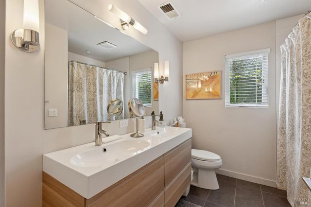 859 4th St E, Sonoma, CA 95476