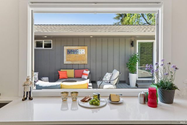 859 4th St E, Sonoma, CA 95476