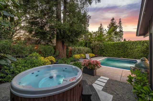 859 4th St E, Sonoma, CA 95476