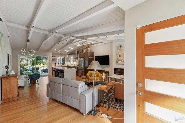 859 4th St E, Sonoma, CA 95476