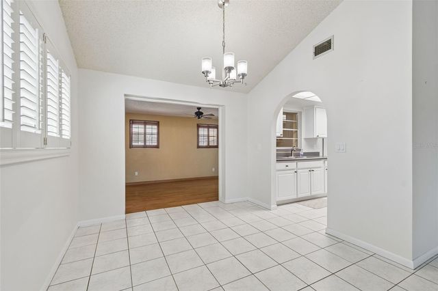8806 OAK CIRCLE, Tampa, FL 33615