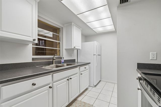 8806 OAK CIRCLE, Tampa, FL 33615