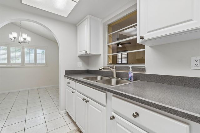 8806 OAK CIRCLE, Tampa, FL 33615