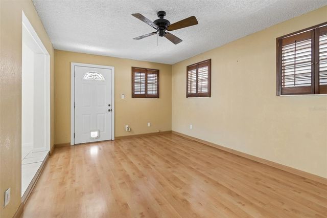 8806 OAK CIRCLE, Tampa, FL 33615