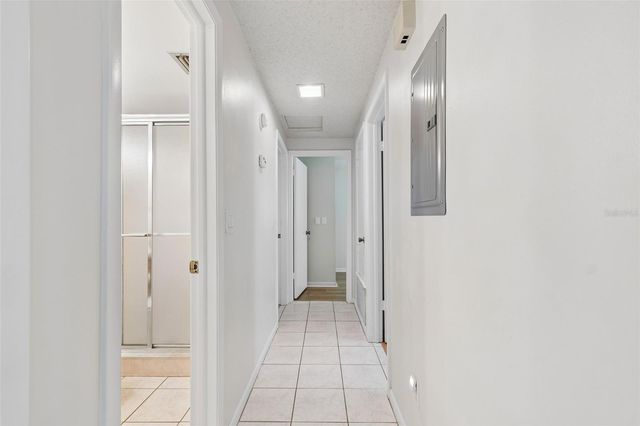 8806 OAK CIRCLE, Tampa, FL 33615