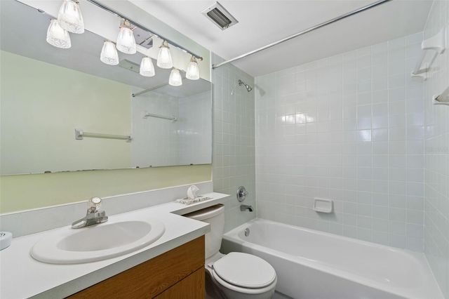 8806 OAK CIRCLE, Tampa, FL 33615