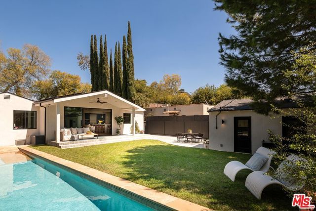 11920 Hartsook Street, Valley Village, CA 91607
