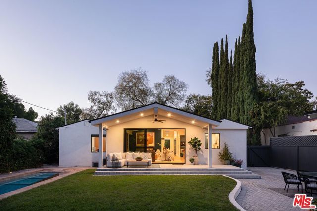 11920 Hartsook Street, Valley Village, CA 91607