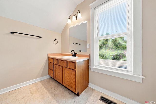 447 N 24Th Street, Lincoln, NE 68503