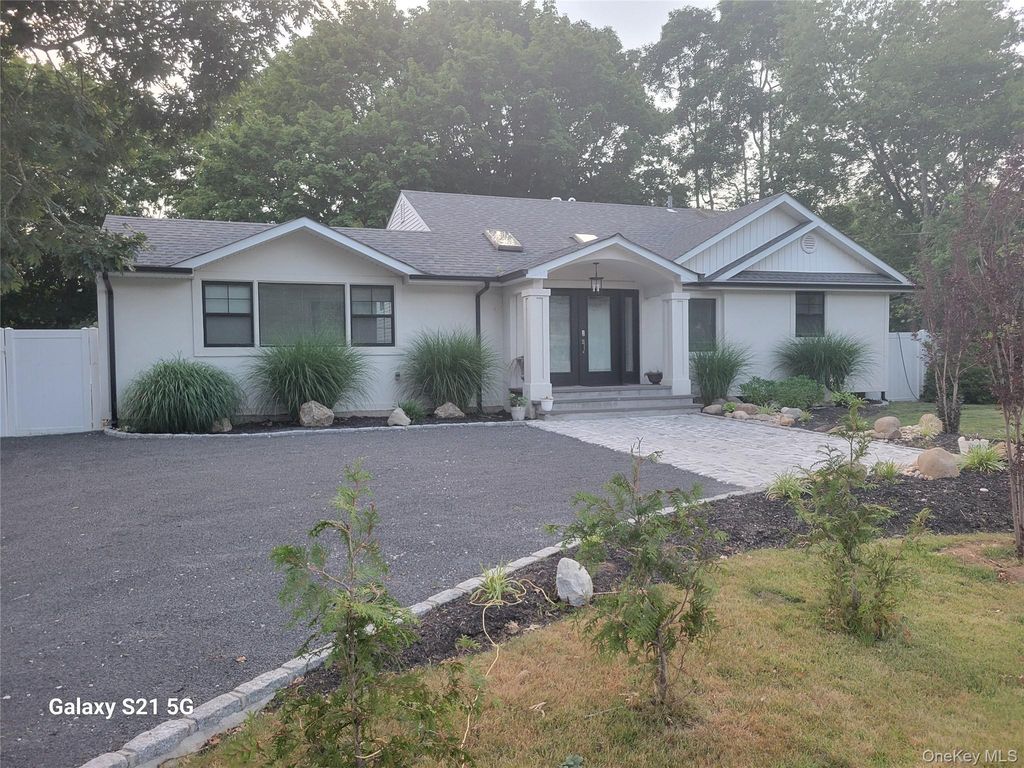 566 Locust Avenue, Oakdale, NY 11769
