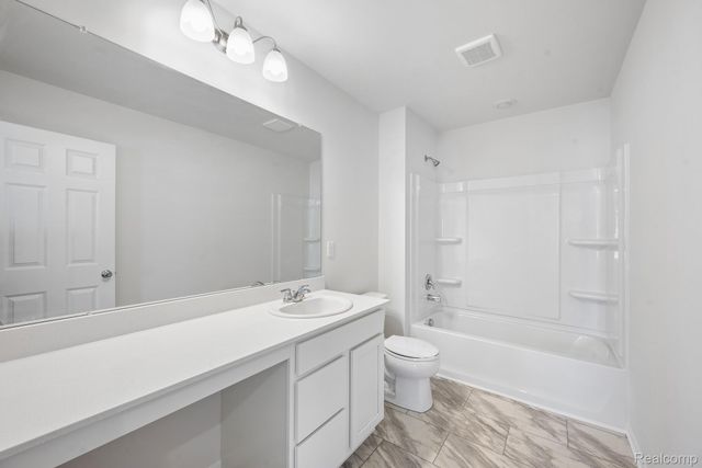 414 Hidden River W, Holly Township, MI 48442