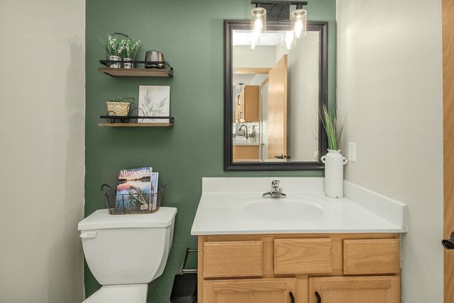 7050 49th Street N, Oakdale, MN 55128